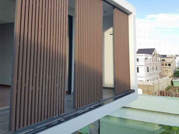 Lam chắn nắng bằng nhôm có hiệu quả hơn lam gỗ nhựa?